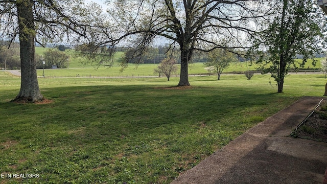 view of yard featuring a rural view