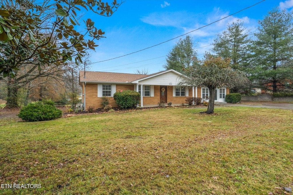 ranch-style home with a front yard