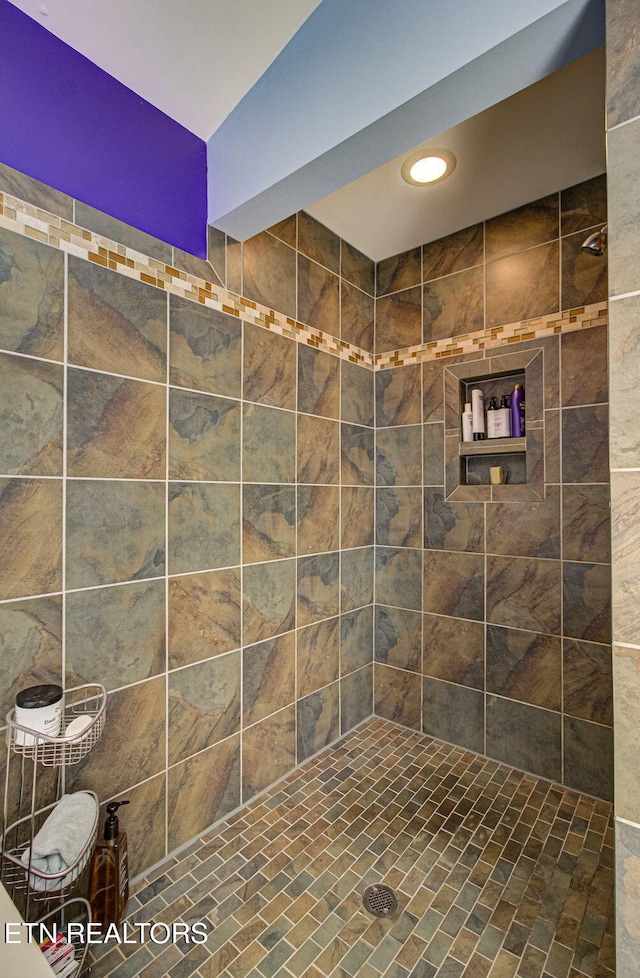 bathroom featuring a tile shower