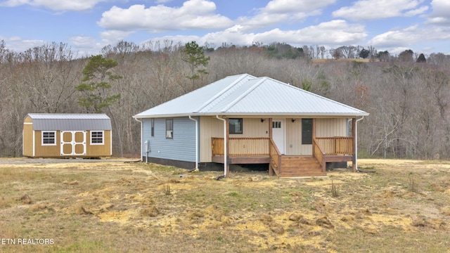 view of front of property featuring a shed