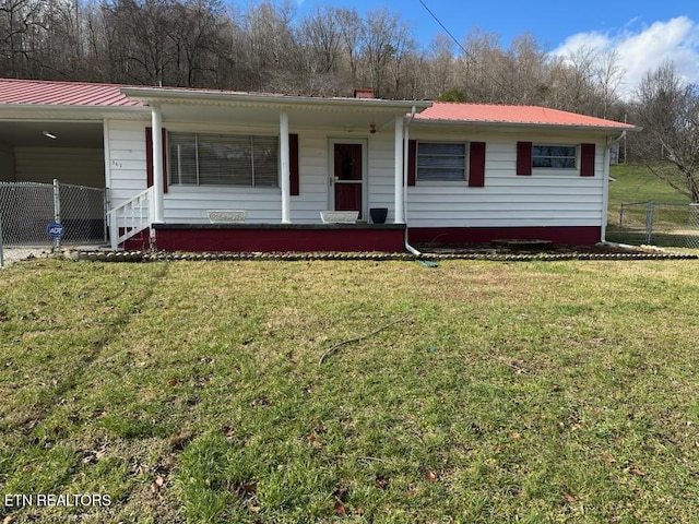 view of front of property featuring a front lawn