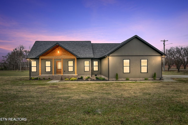 view of front of property featuring a yard