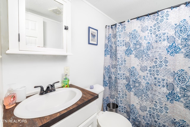 bathroom featuring vanity, a textured ceiling, toilet, and curtained shower