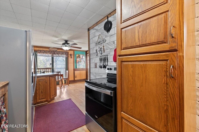 291 Marina Ln, Lafollette, TN 37766 - kitchen with ceiling fan, stainless steel appliances, and light wood-type flooring