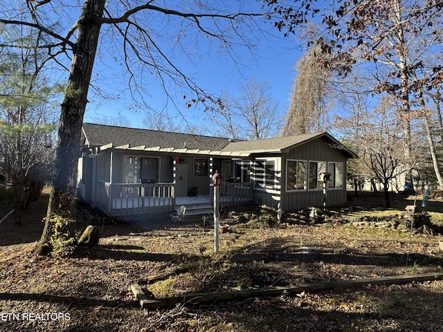 ranch-style home featuring a porch