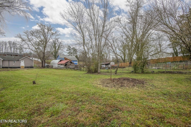 view of yard featuring an outbuilding