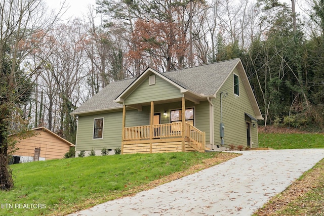 view of front of property featuring a front yard and a porch