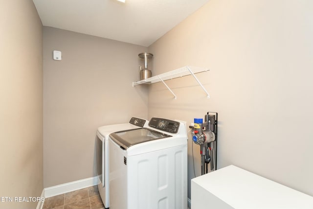 washroom featuring light tile patterned flooring and independent washer and dryer