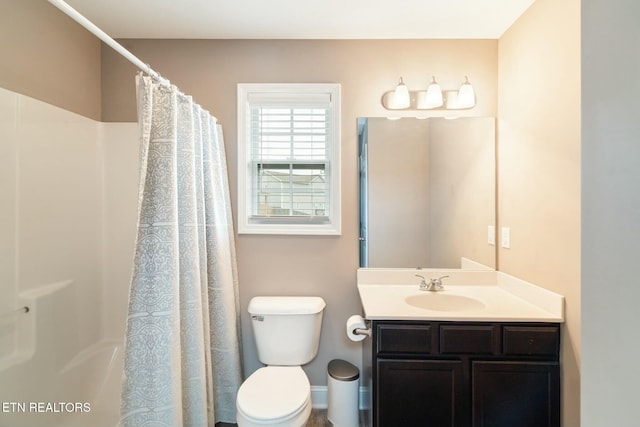 bathroom with a shower with curtain, vanity, and toilet