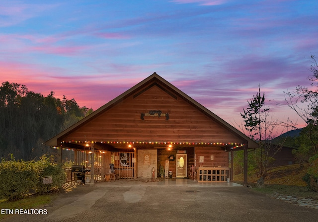 view of front of property featuring covered porch