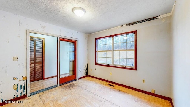 spare room featuring a textured ceiling