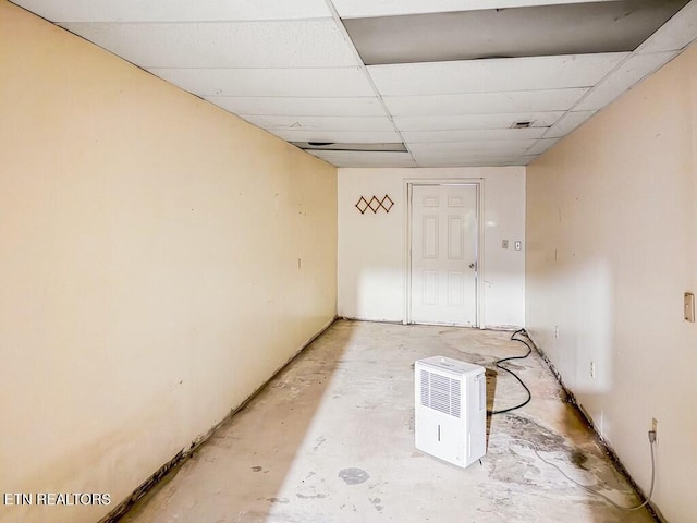 empty room featuring a drop ceiling