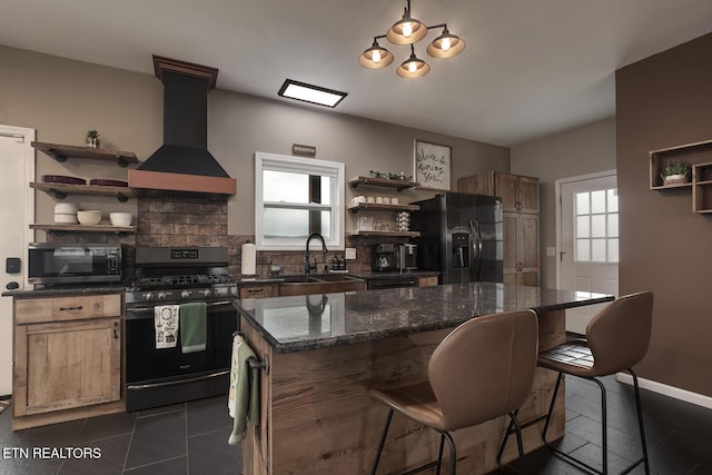 kitchen with sink, appliances with stainless steel finishes, tasteful backsplash, a kitchen island, and custom range hood