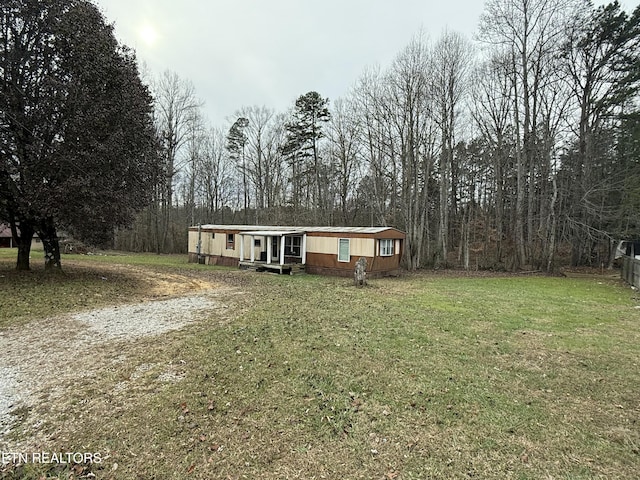 manufactured / mobile home featuring a front lawn