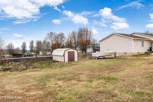 view of yard featuring a storage unit