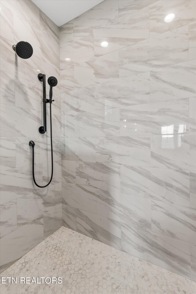 bathroom featuring tiled shower