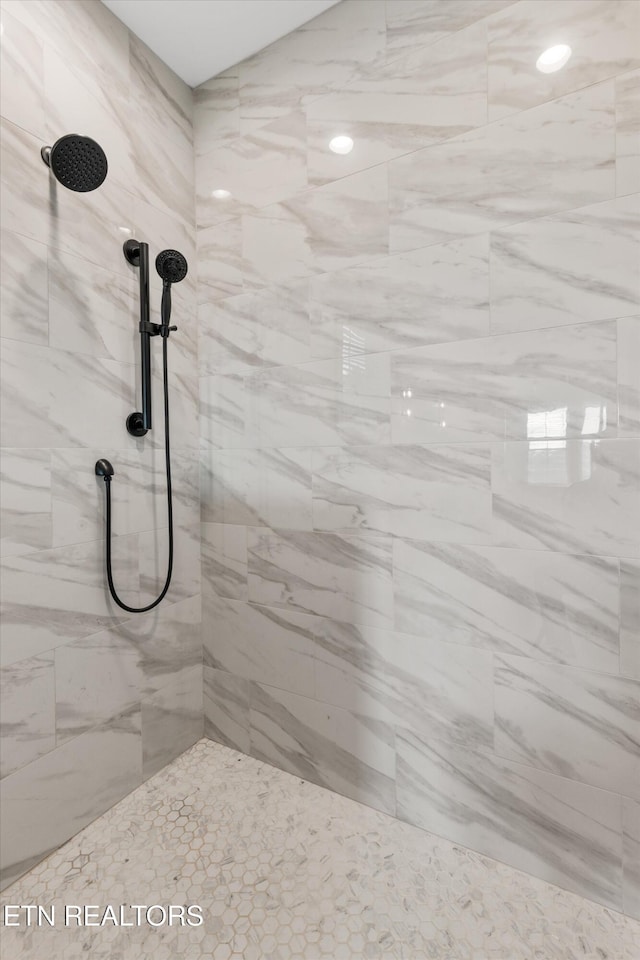 1430 Maple Ln, Greenback, TN 37742 - full bathroom featuring a tile shower