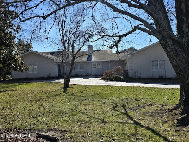 single story home featuring a front yard