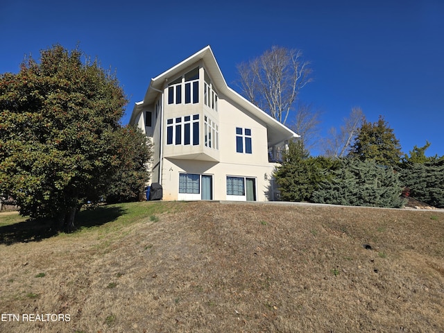 view of front of property with a front yard