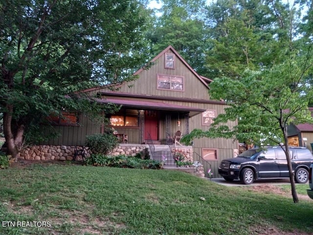 view of front of home featuring a front yard