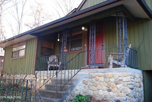 doorway to property with covered porch