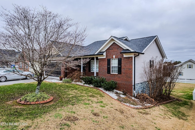 view of front of home featuring a front lawn