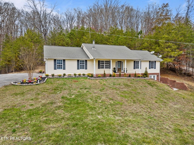 single story home featuring a front lawn