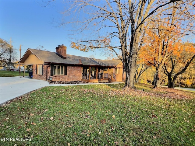 view of front of house featuring a carport and a front lawn