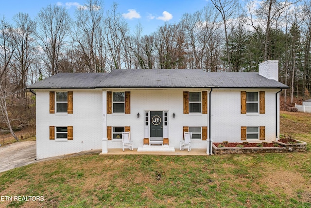 bi-level home featuring a front lawn