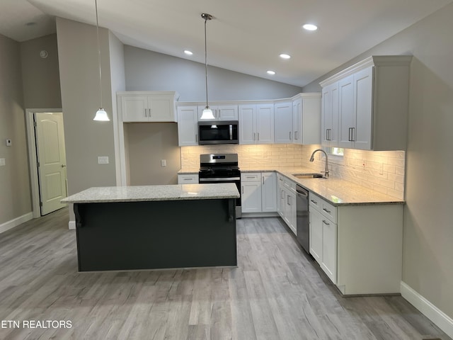 150 Hunterwood Ln, Fairfield Glade, TN 38558 - kitchen with a sink, stainless steel appliances, light wood-style flooring, a kitchen island, and lofted ceiling