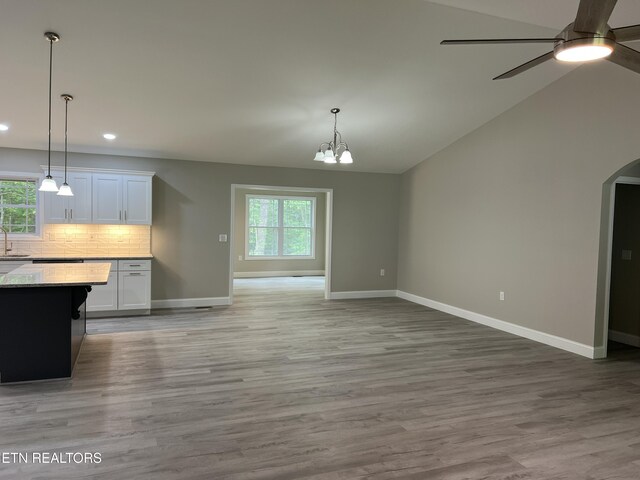 150 Hunterwood Ln, Fairfield Glade, TN 38558 - unfurnished living room featuring baseboards, plenty of natural light, ceiling fan, recessed lighting, and lofted ceiling