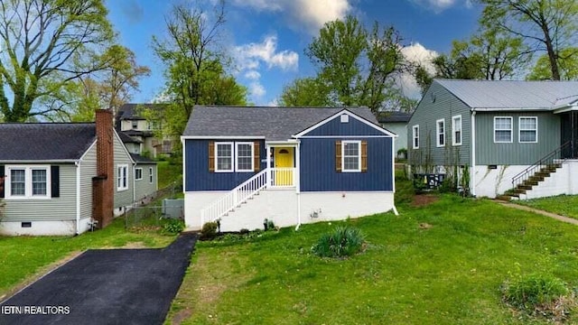 view of front of house featuring a front lawn