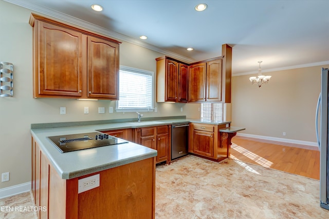 kitchen featuring sink, stainless steel appliances, kitchen peninsula, a chandelier, and decorative light fixtures