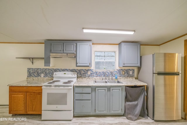 kitchen with stainless steel refrigerator, electric range, sink, tasteful backsplash, and light hardwood / wood-style flooring