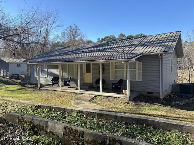 view of front facade featuring a front lawn and covered porch