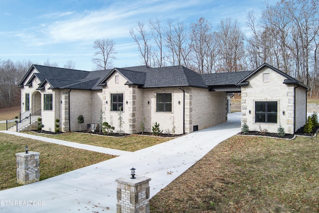 view of front facade featuring a carport and a front lawn