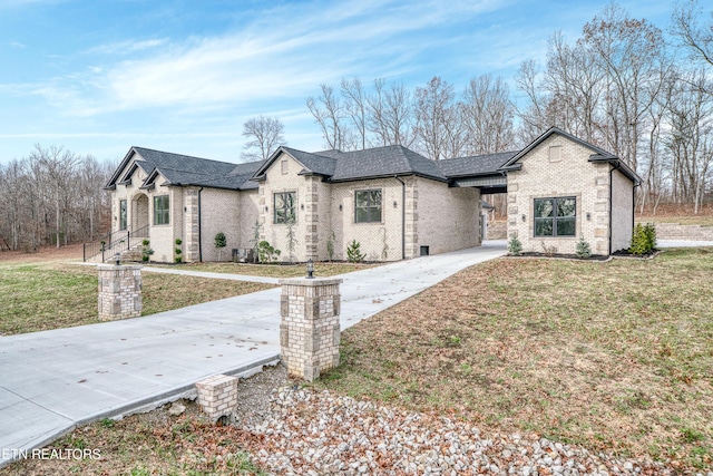 view of front of home featuring a front yard