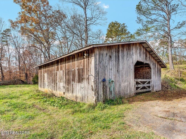 view of outdoor structure featuring a yard