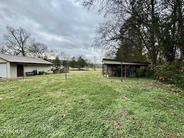 view of yard featuring an outbuilding