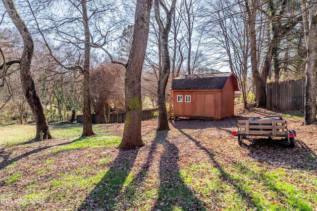 view of yard featuring a storage unit