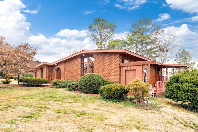 view of side of property featuring a lawn