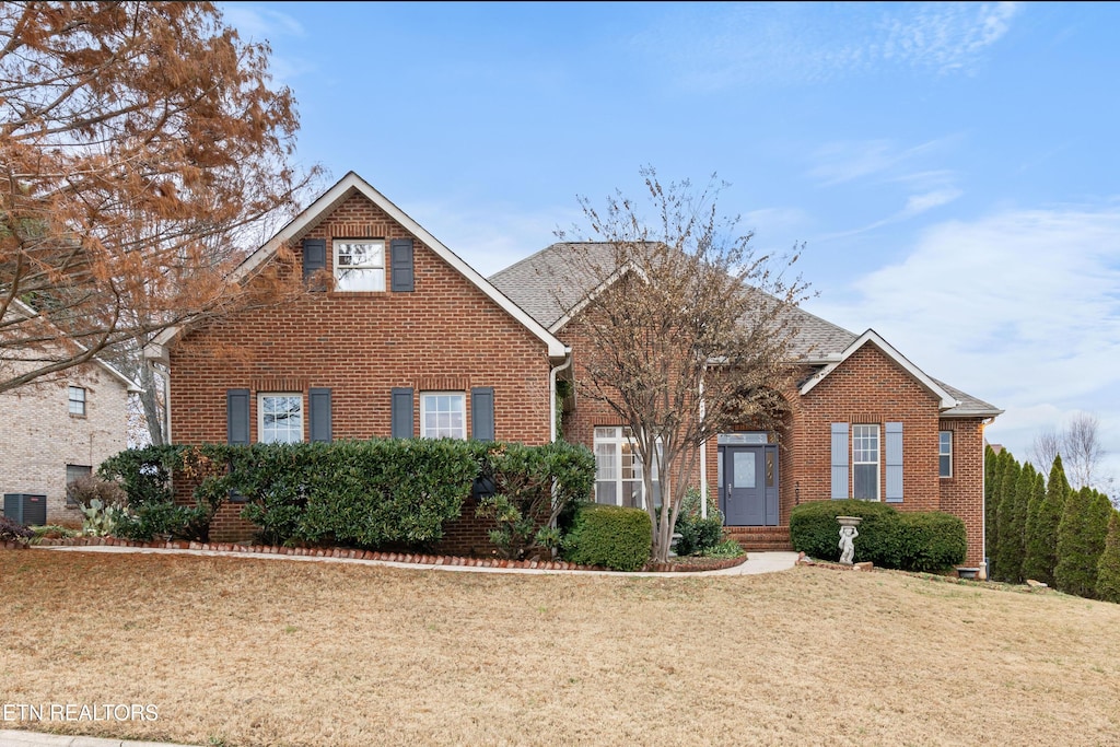 view of front property featuring a front lawn