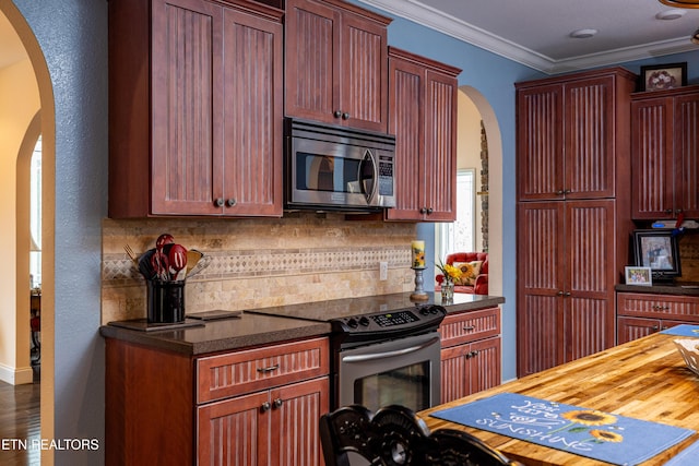 kitchen featuring crown molding, stainless steel appliances, and tasteful backsplash