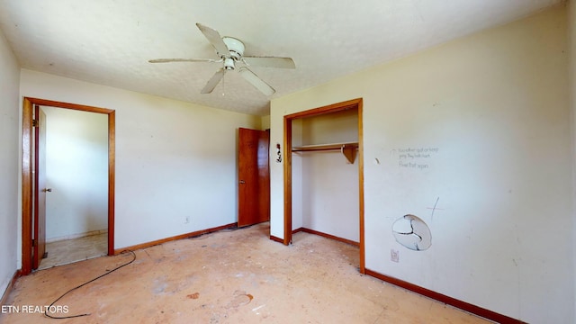 unfurnished bedroom with ceiling fan and a closet