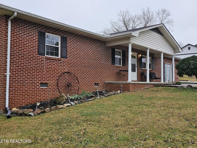 view of front of property featuring a porch and a front lawn