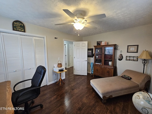 bedroom with a textured ceiling, dark hardwood / wood-style flooring, a closet, and ceiling fan