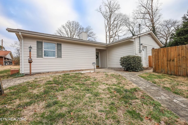 view of front of property with a front lawn