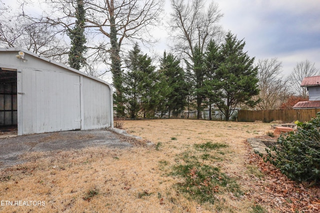 view of yard with an outbuilding