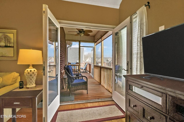 sunroom with ceiling fan