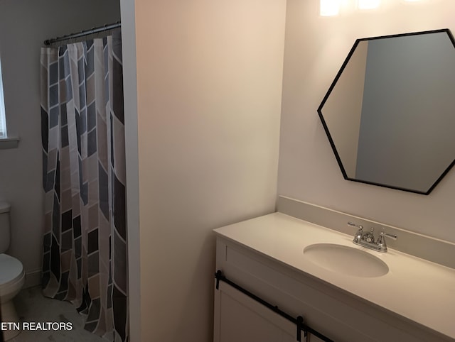 full bath with a shower with shower curtain, vanity, and toilet